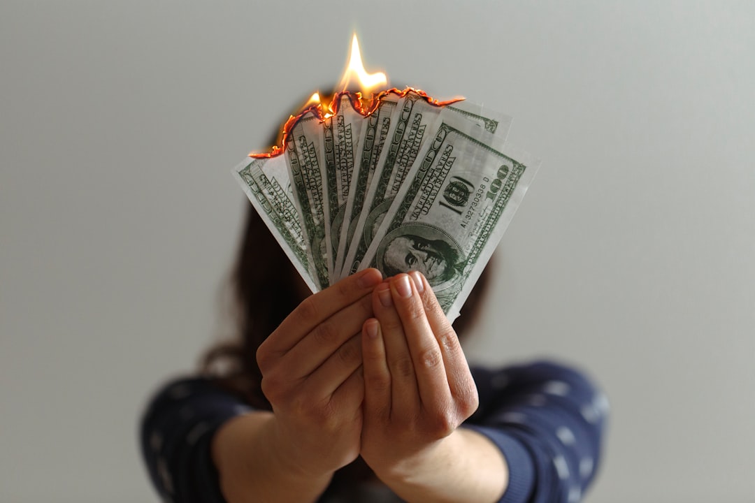 a-fan-of-fake-american-dollars-on-fire-9batp4ovw2i